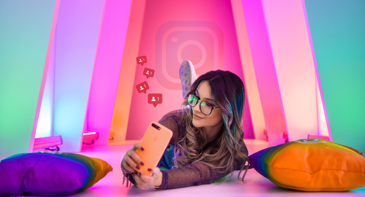 Mulher feliz ao descobrir como turbinar sua biografia no Instagram