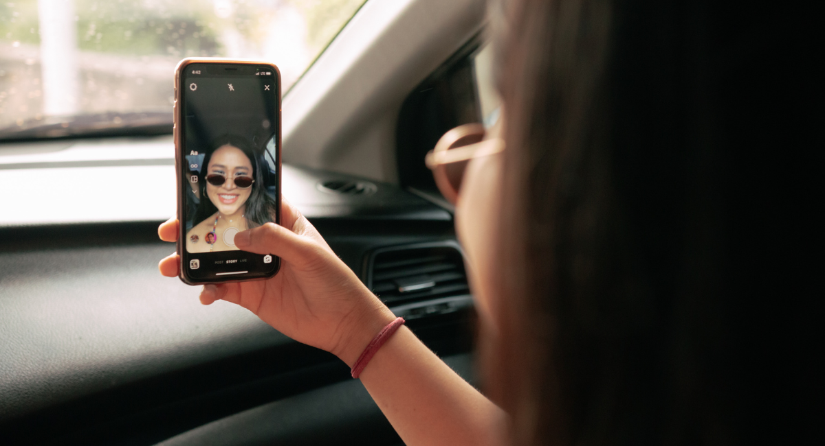 mulher fazendo story para o Instagram no carro mulher fazendo story para o Instagram no carro