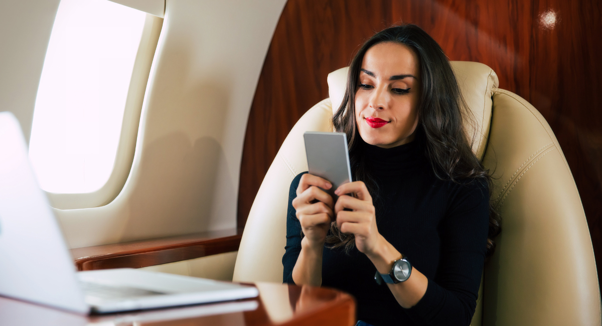 mulher mexendo no Instagram no avião  mulher mexendo no Instagram no avião