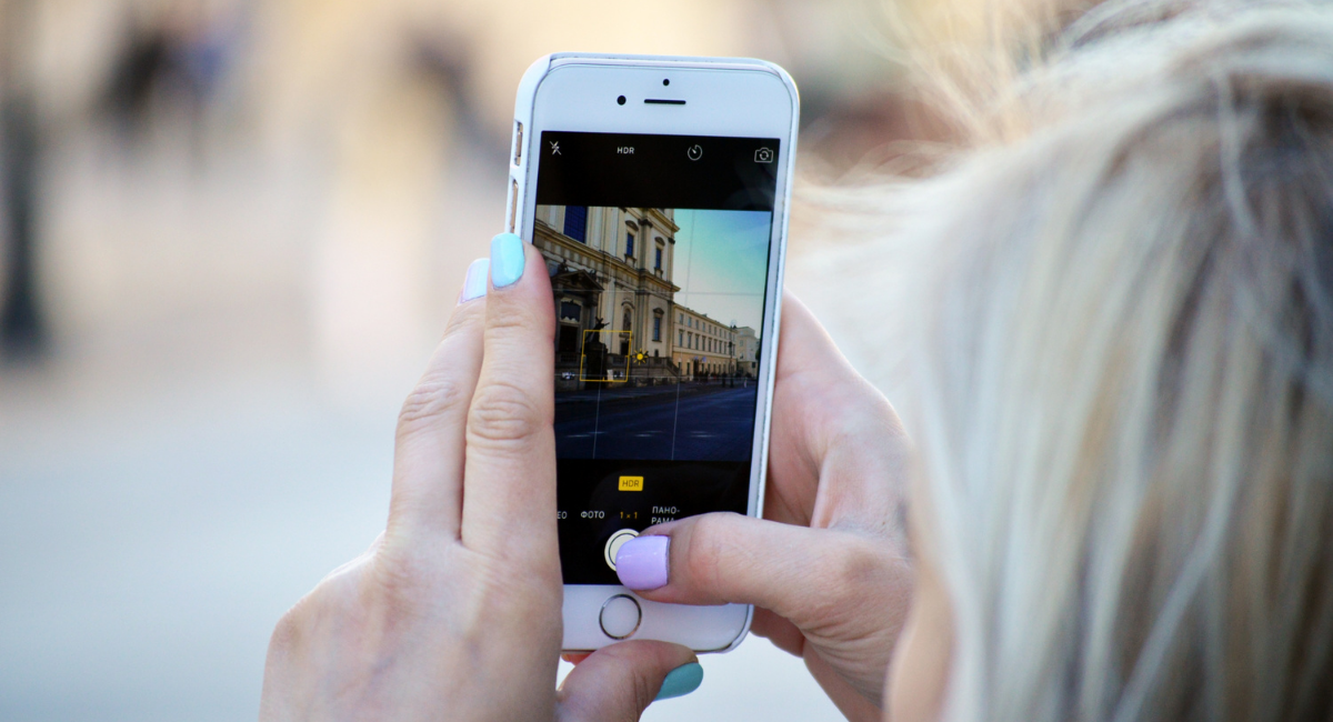 Mulher mexendo no celular