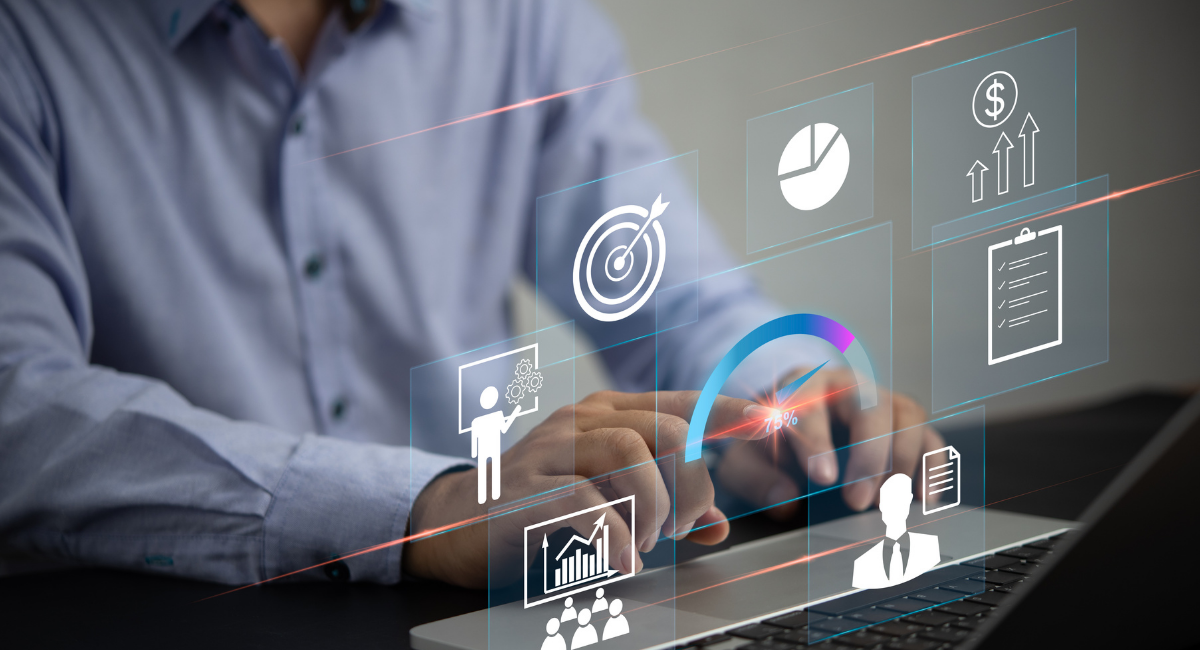 Homem mexendo no notebook tecnológico