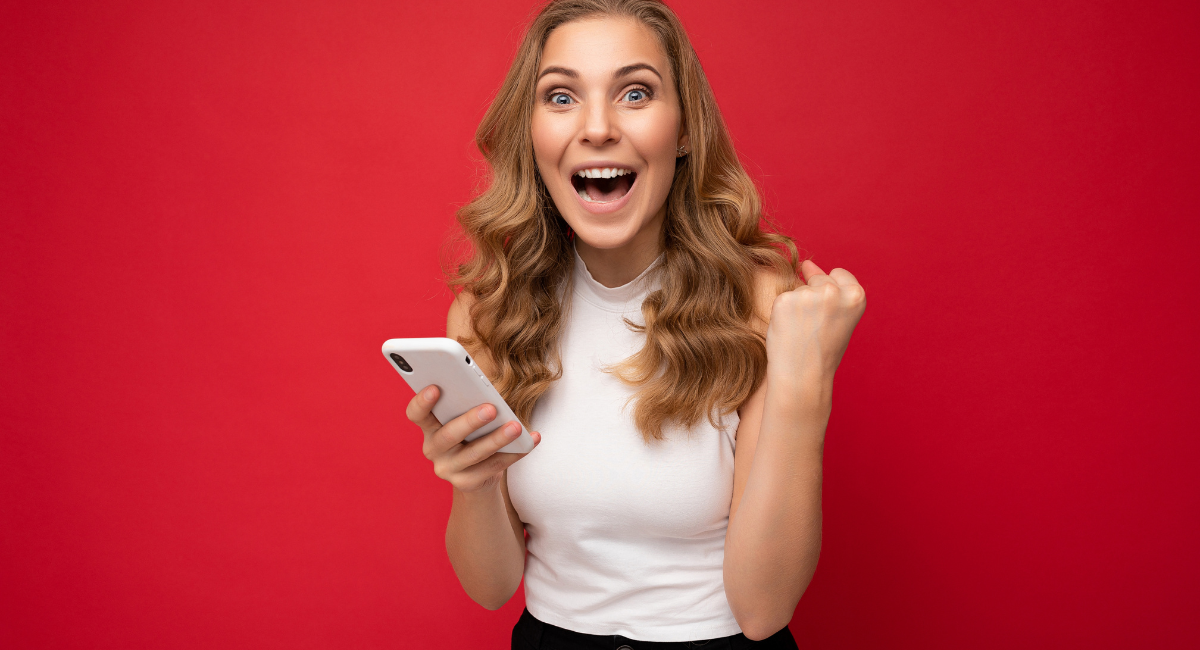 Mulher feliz ao ganhar autoridade no Instagram