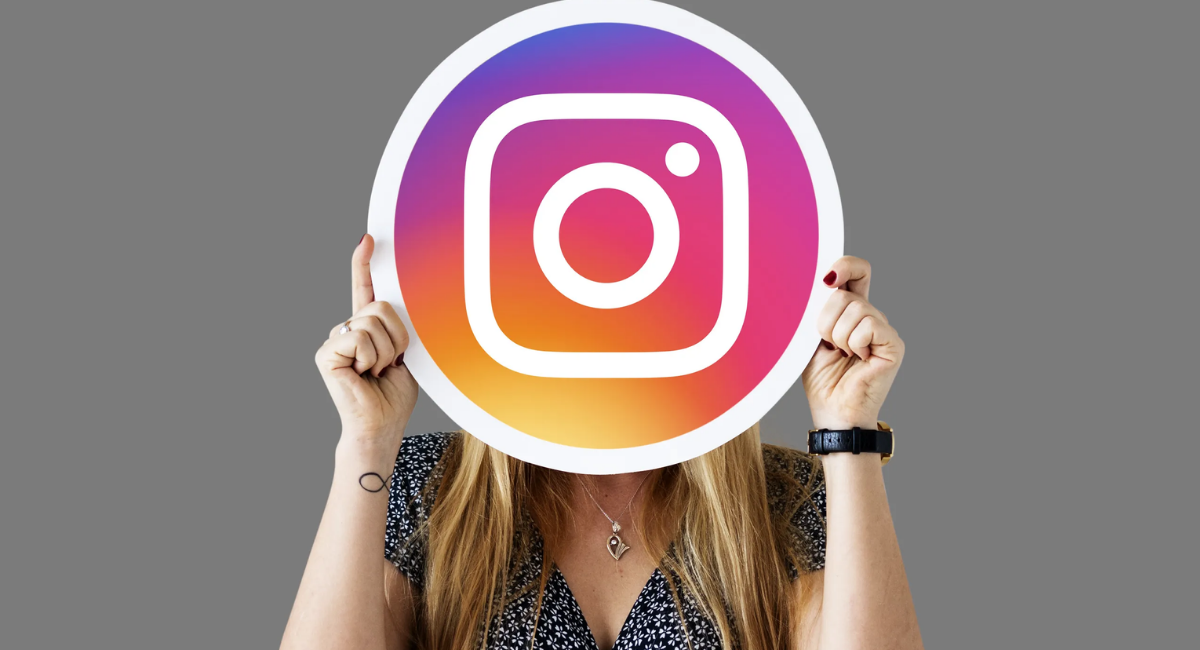 Mulher mostrando como aumentar visualizações no instagram
