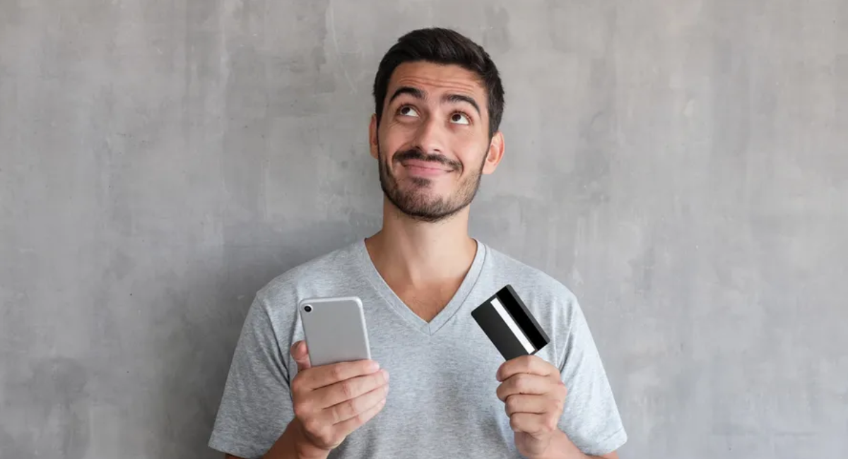 Homem mostrando como ganhar dinheiro no kwai