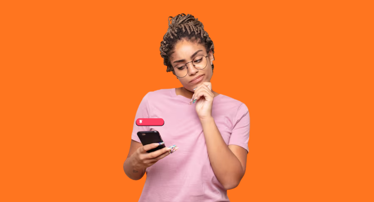 Mulher descobrindo como criar conta no kwai