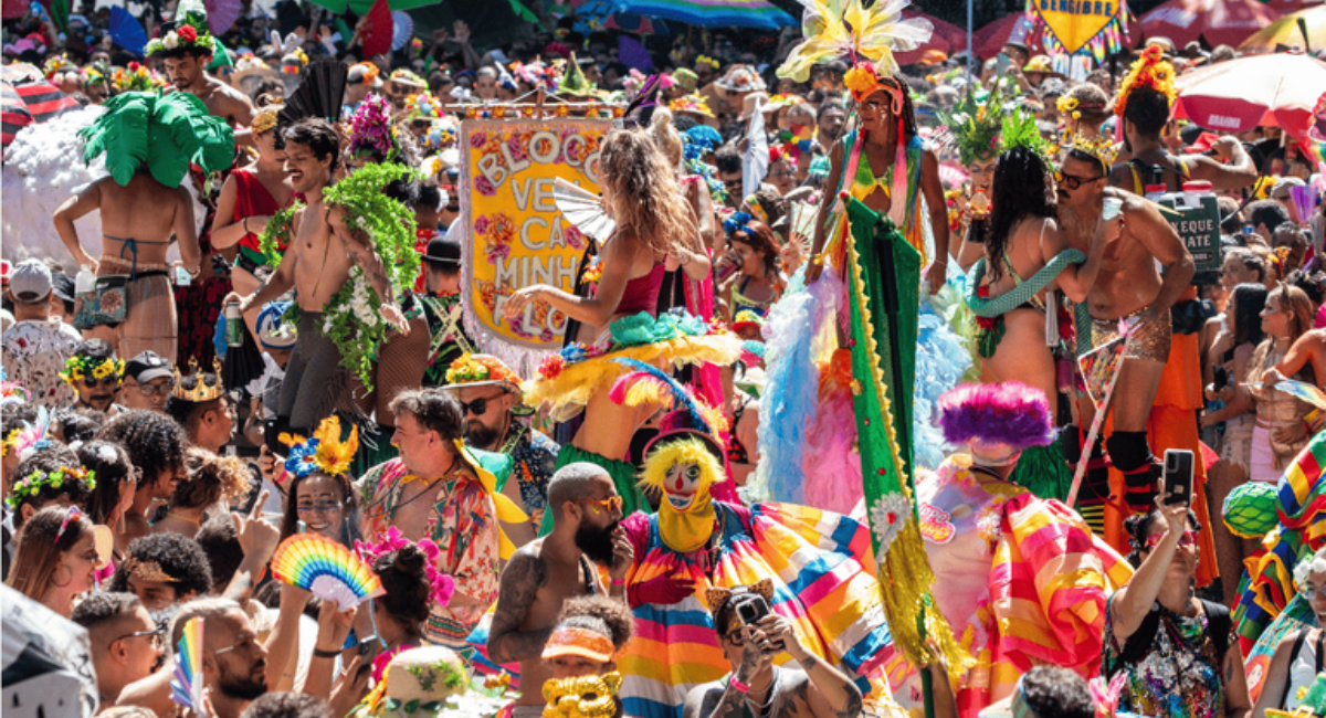 Pessoas pulando com musicas do carnaval para viralizar 